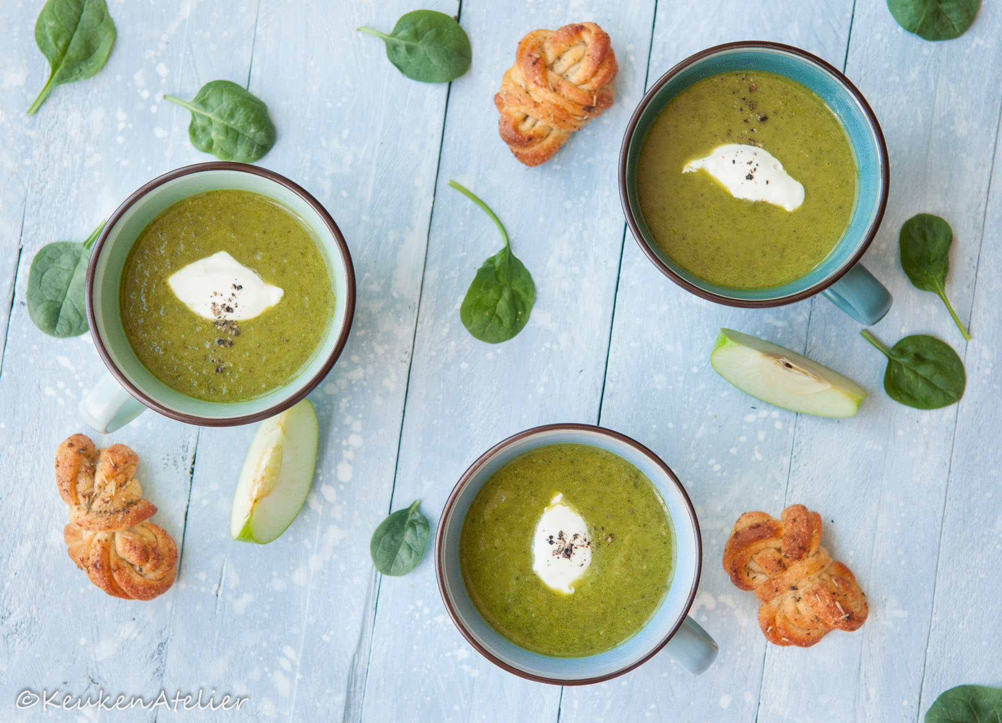Courgette soep met spinazie en groene appel boven | KeukenAtelier.com