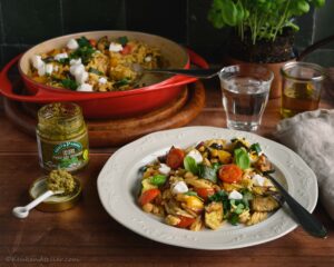 Vegan orzo salade met geroosterde groenten en pesto