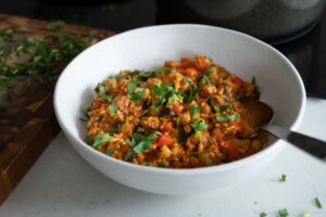 Eenpansgerecht met merguez, groenten en haverrijst