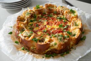 Groentequiche met worstenbroodjes rand