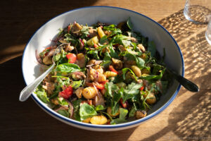Salade met gnocchi en rode pestodressing