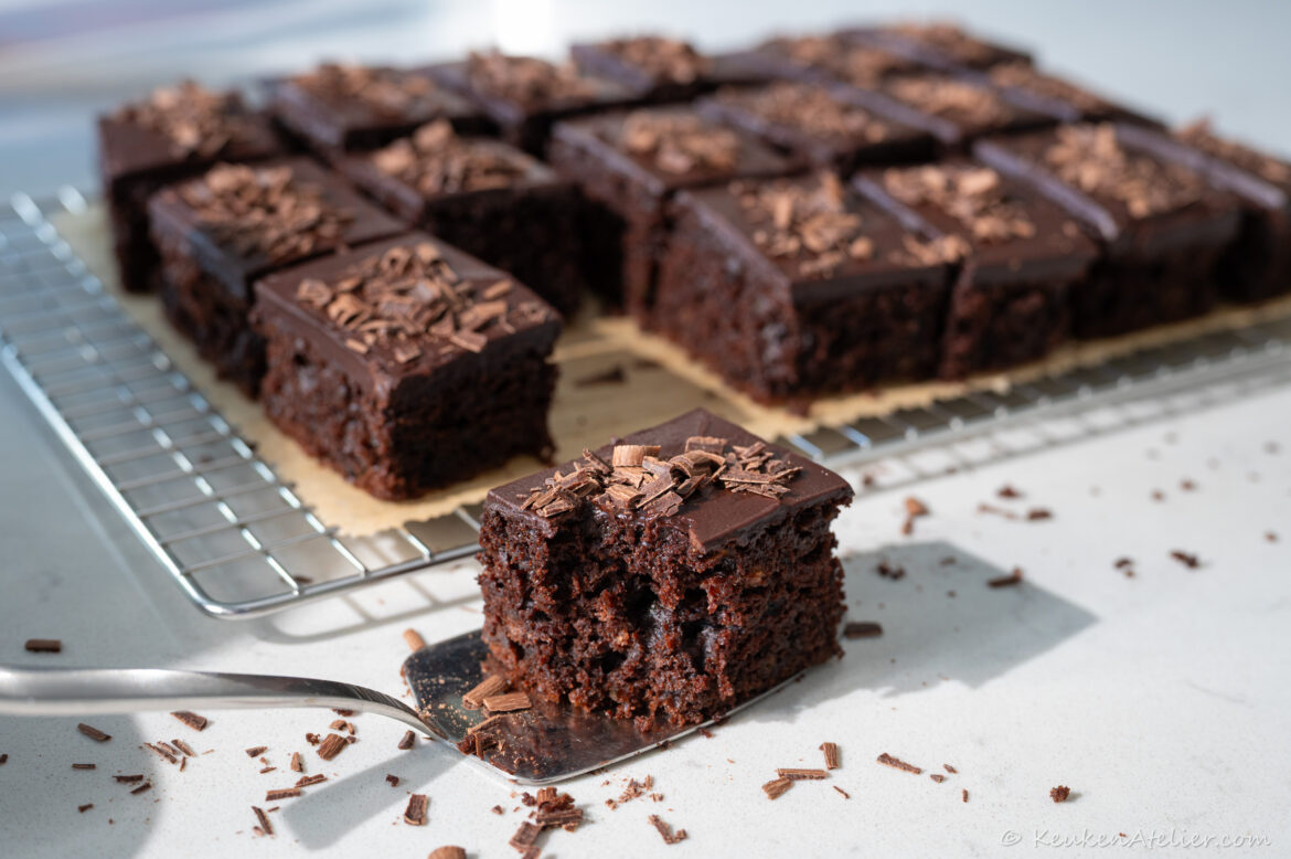 Courgette chocolade cake met olijfolie ganache